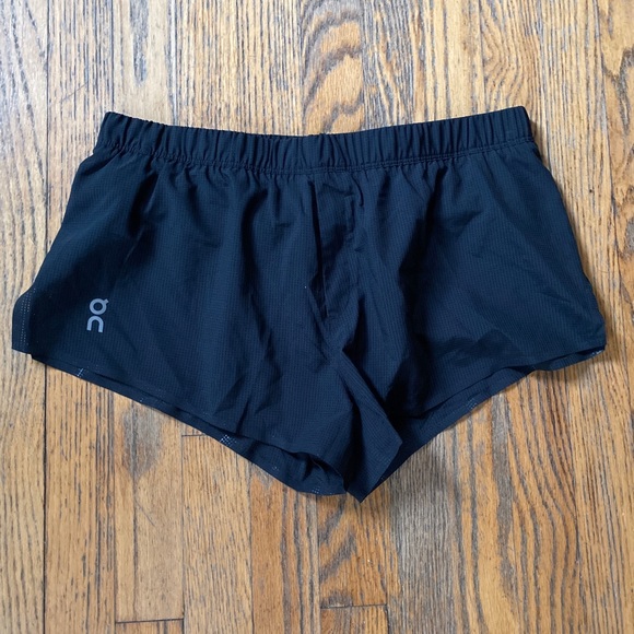ON cloud running race shorts - Picture 2 of 7